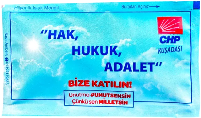 CHP Kuşadası logolu 7 × 12 cm baskılı ıslak mendil ambalajı — mavi baskı yüzü